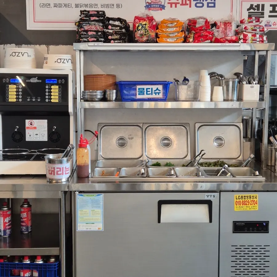 Self-serve bar for grabbing side dishes and vegetables