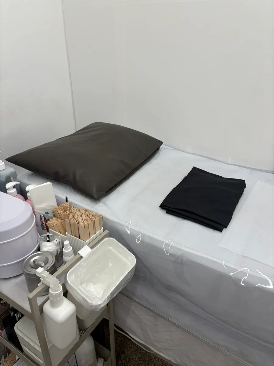 왁싱 시술 전 준비된 일회용 치마