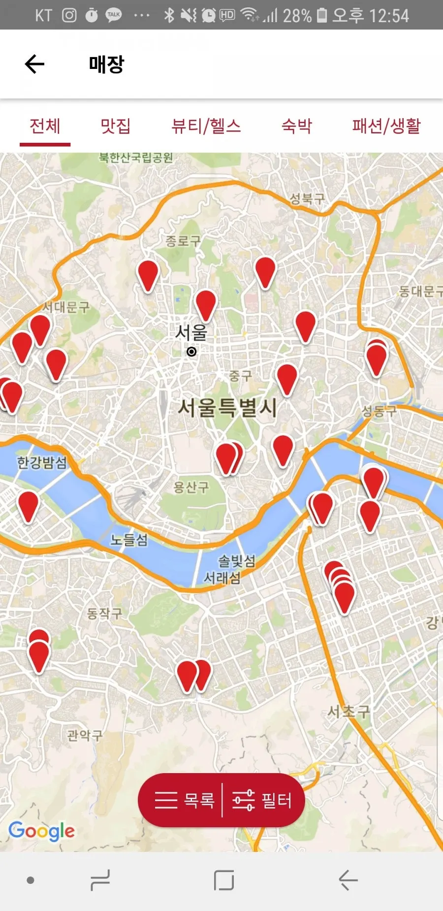 상단 메뉴바와 하단 지도·필터 기능이 있는 앱 화면