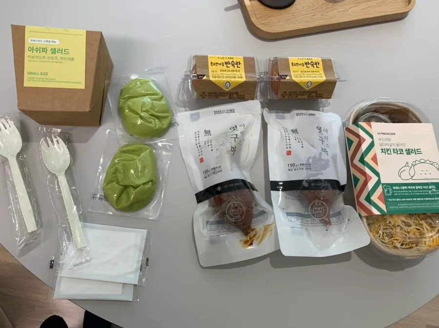 주문한 프레시코드 샐러드와 사이드 메뉴 구성