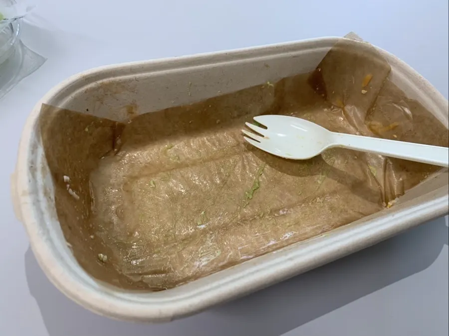 타코와 샐러드를 다양하게 조합해 먹는 모습