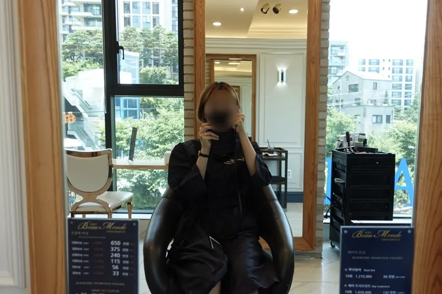제스실장님이 염색약을 도포하는 모습
