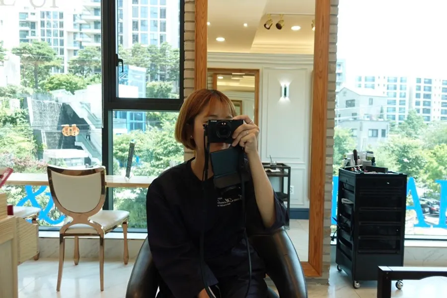 염색약 도포 중인 숏단발 뒷모습