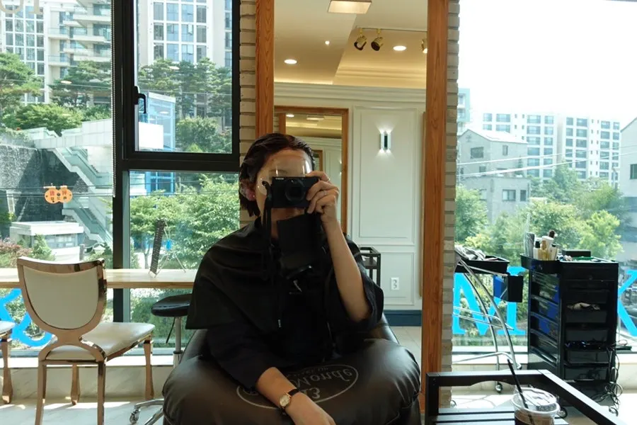 염색 대기 중 거울 앞 모습