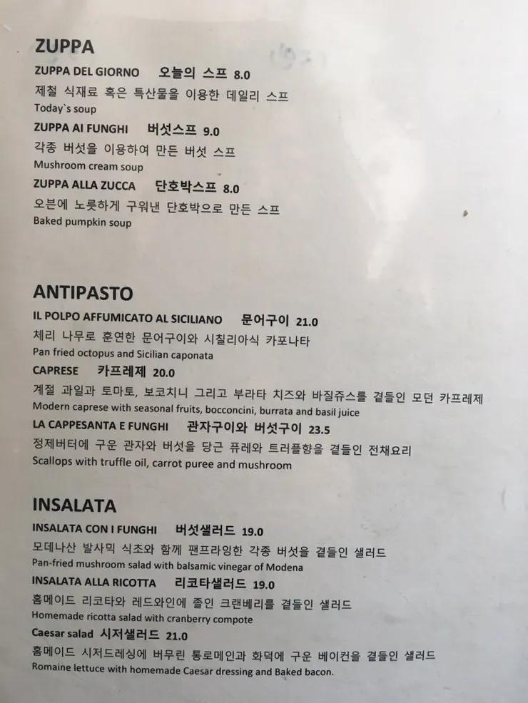 고풍스러운 분위기의 레스토랑 내부 좌석