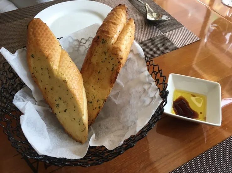 먼저 서빙된 콜라 한 잔