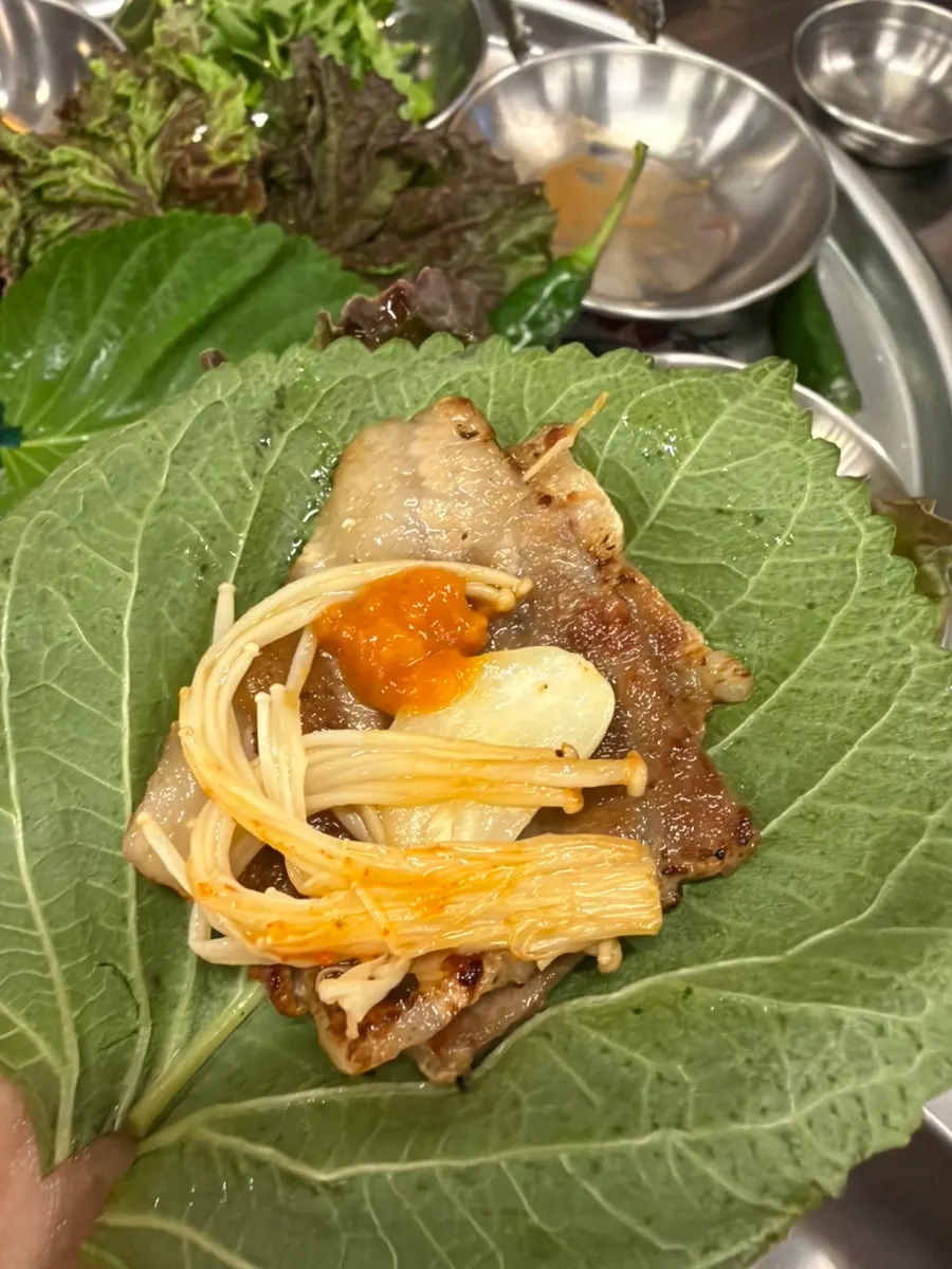 Wrap of lettuce and perilla leaf with naengsam and garlic