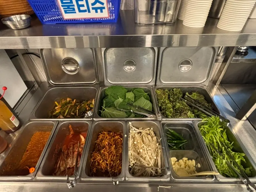 Side dish plates arranged on the table
