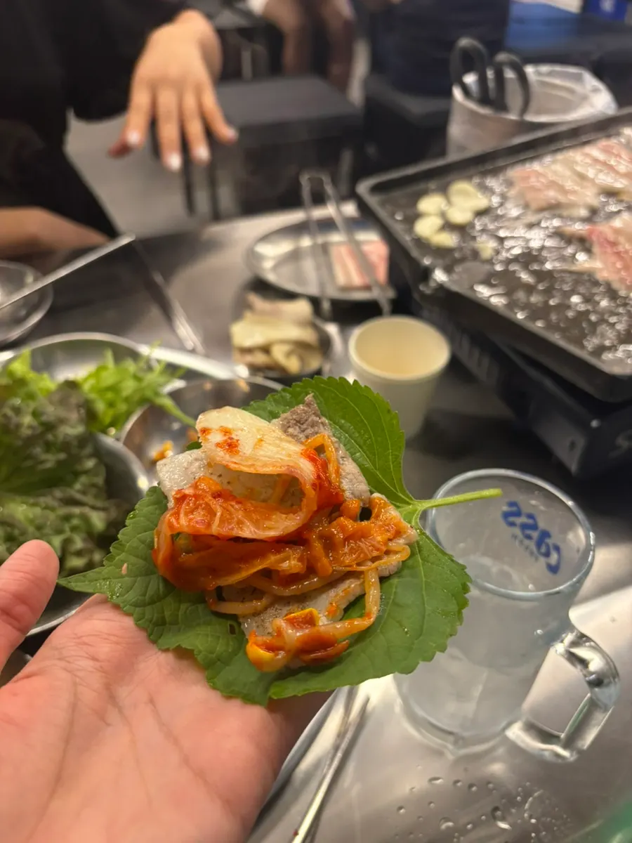 A piece of naengsam eaten in various combinations