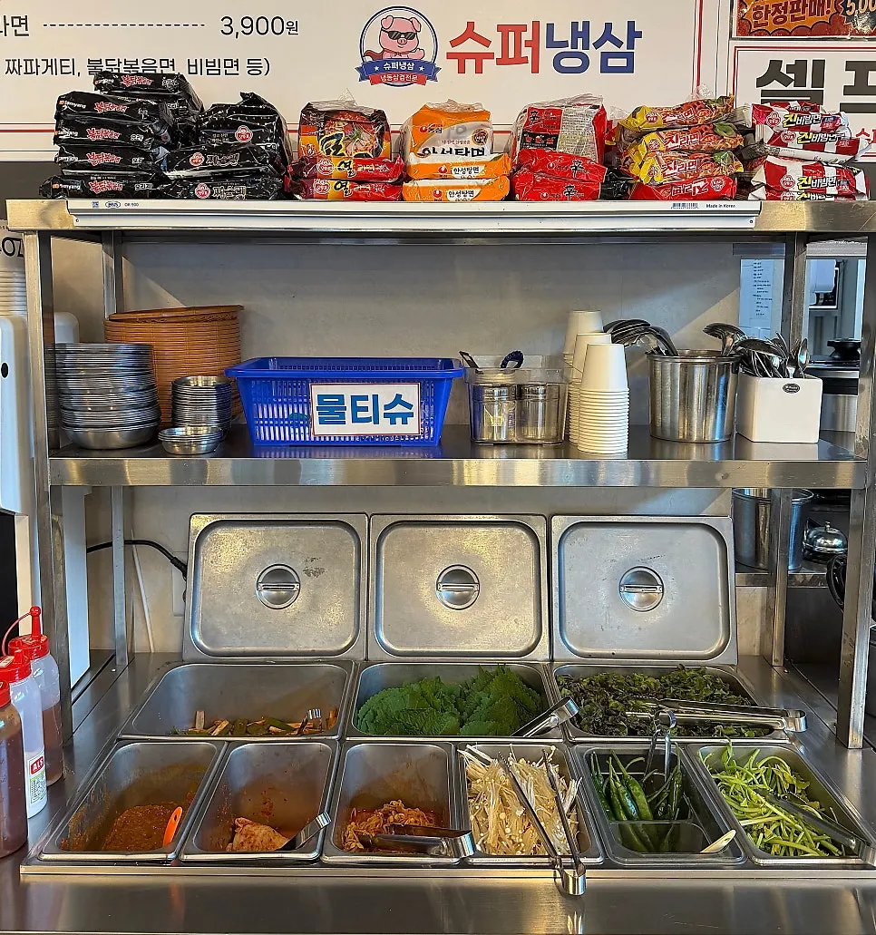 추억의 쟁반에 담긴 밑반찬 한 상