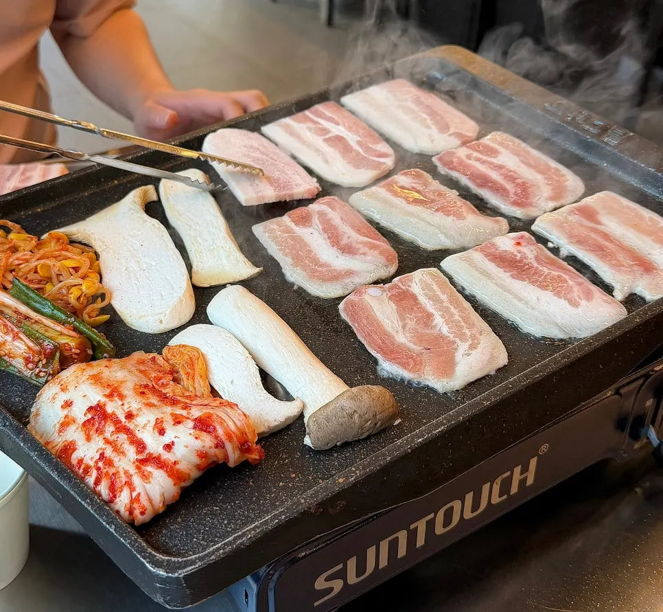 두툼한 냉동 삼겹살 클로즈업