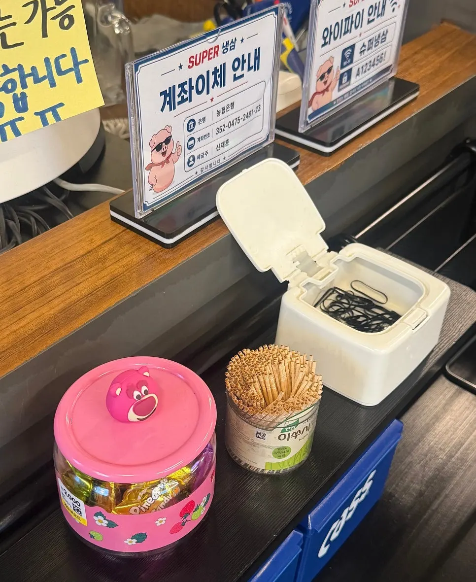 카운터에 준비된 사탕과 머리끈