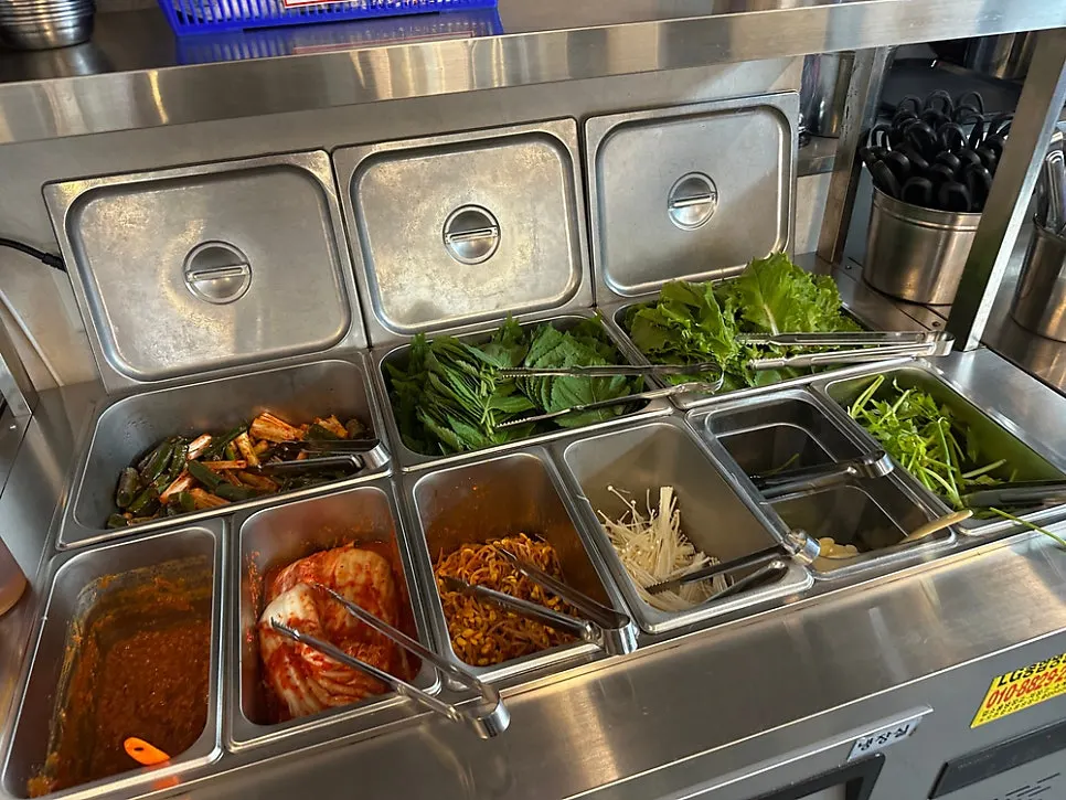 Lettuce wraps and kimchi side dishes at the self-service bar
