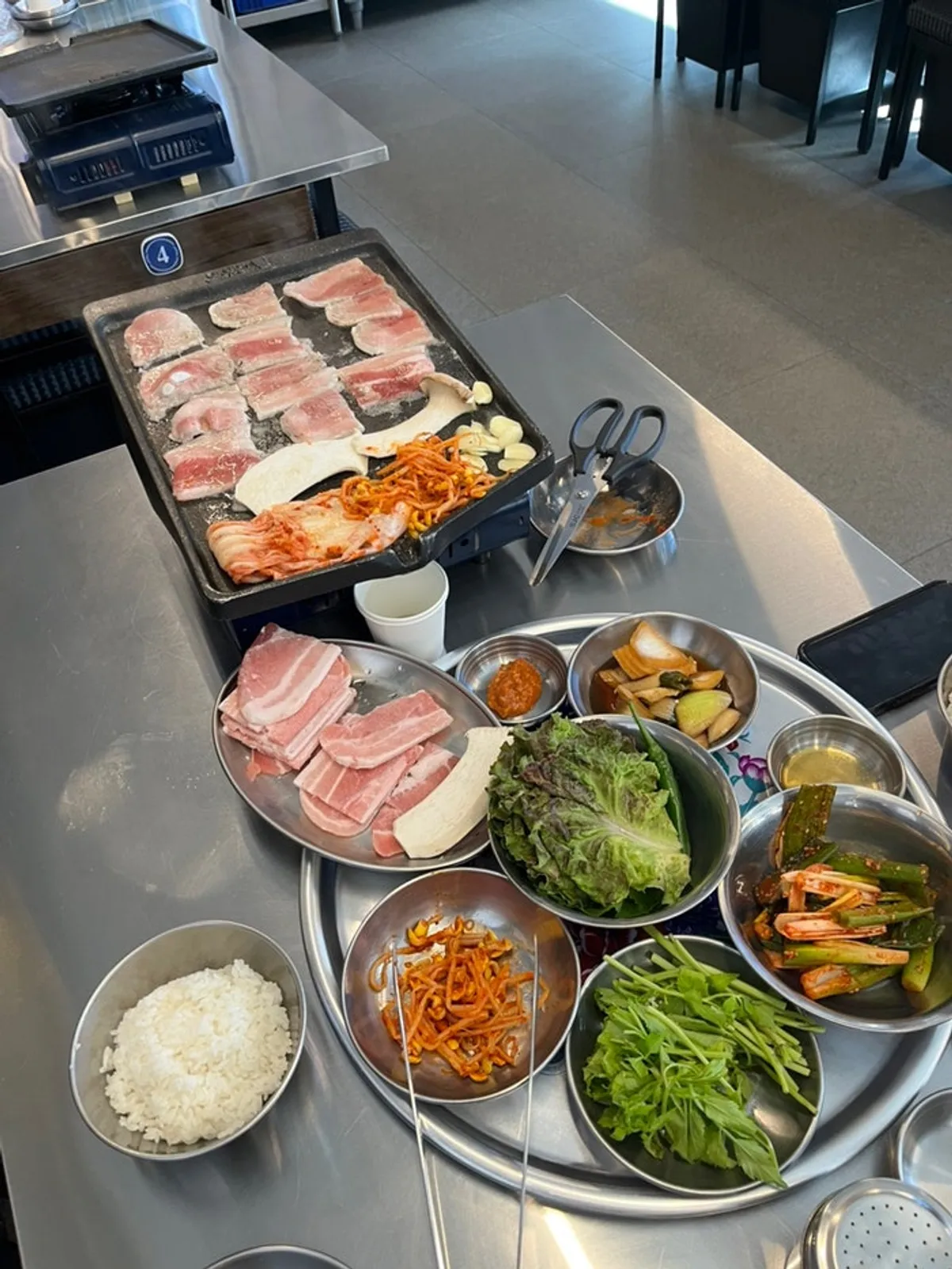 불판에 올린 냉동삼겹살과 후추