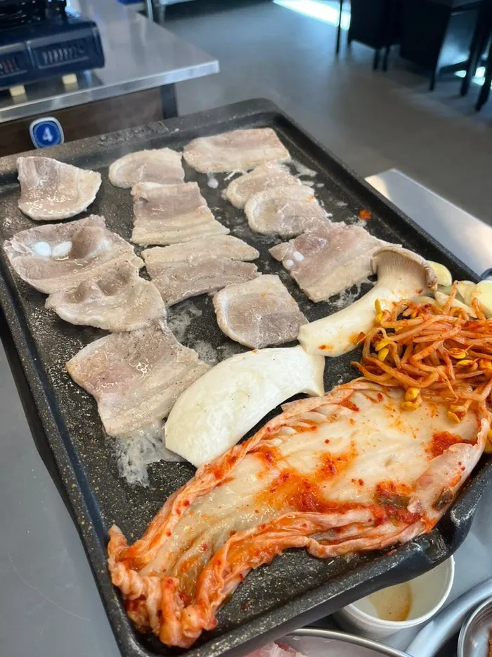 김치 콩나물 버섯과 함께 구워지는 냉삼
