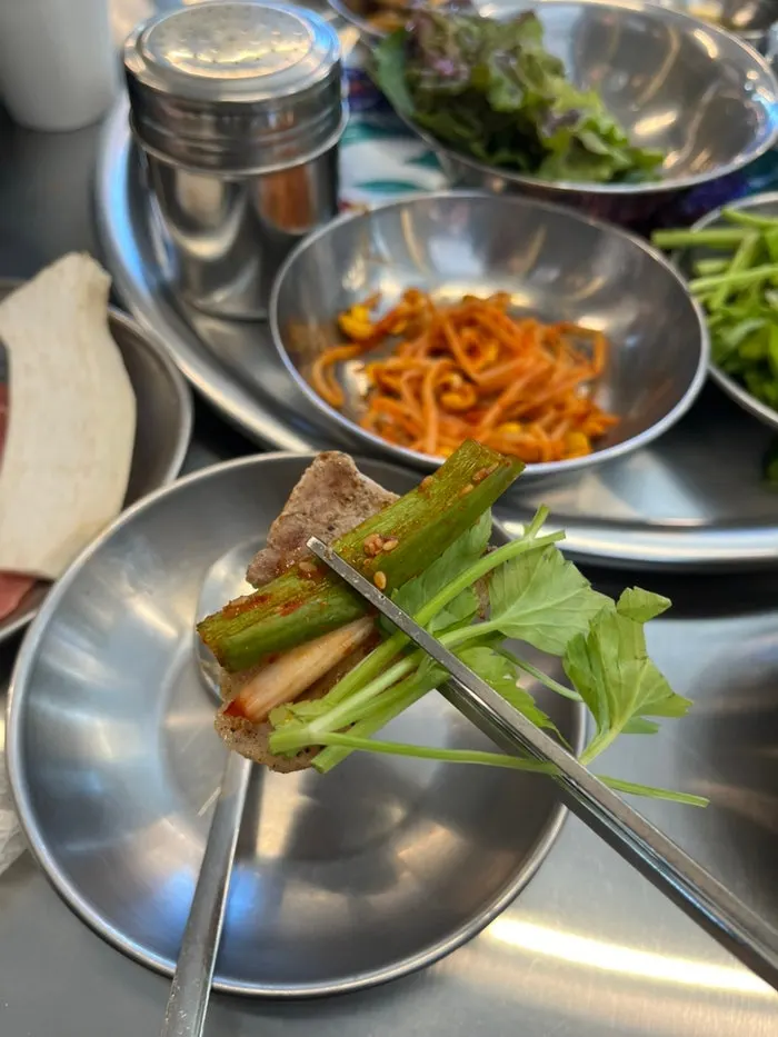 큼지막한 두부가 든 된장찌개