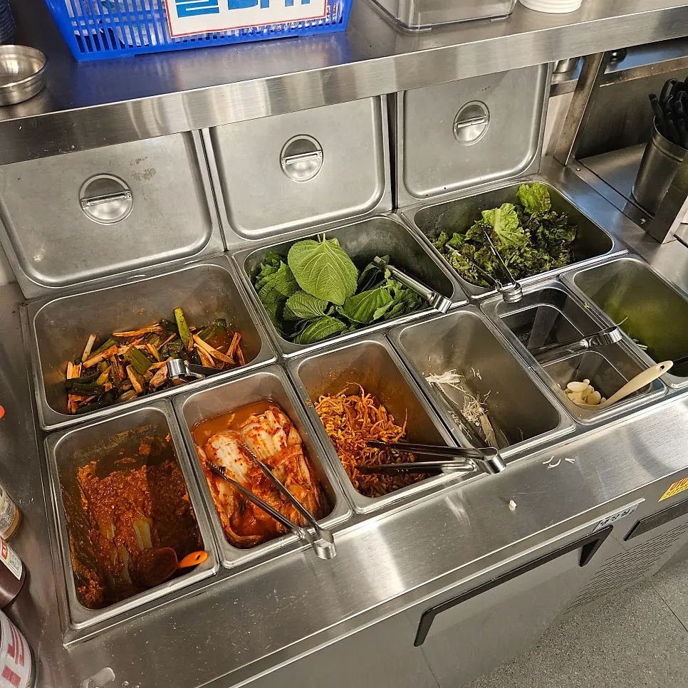 Lettuce and perilla leaves grabbed from the self-service bar