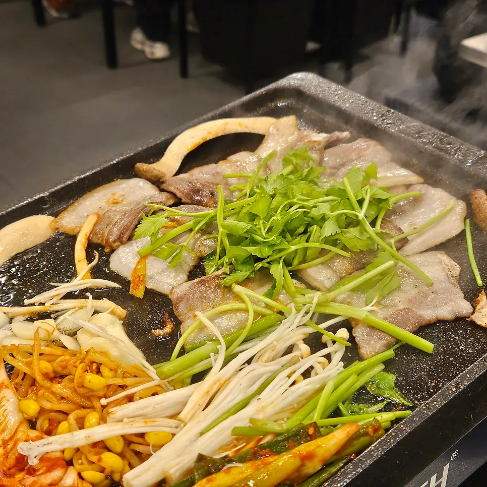 Golden-grilled naengsam with stir-fried kimchi