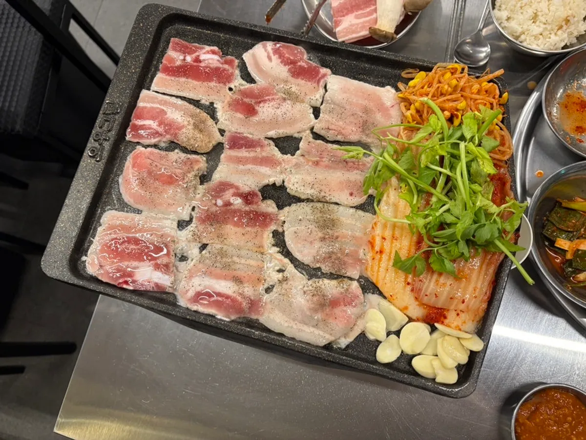 Samgyeopsal beku dan kimchi tauge di atas panggangan