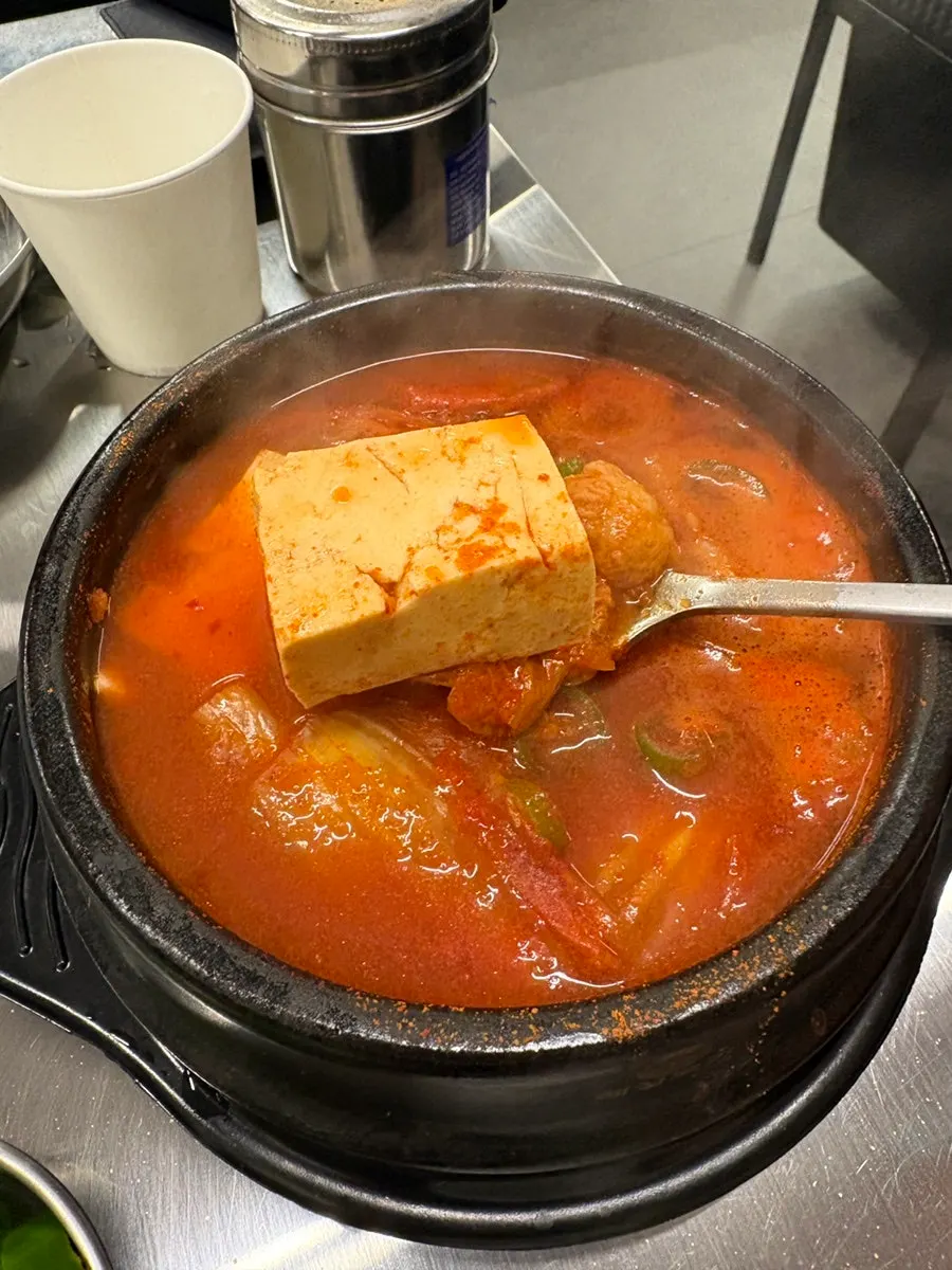 Satu meja naengsam disajikan bersama tteokbokki