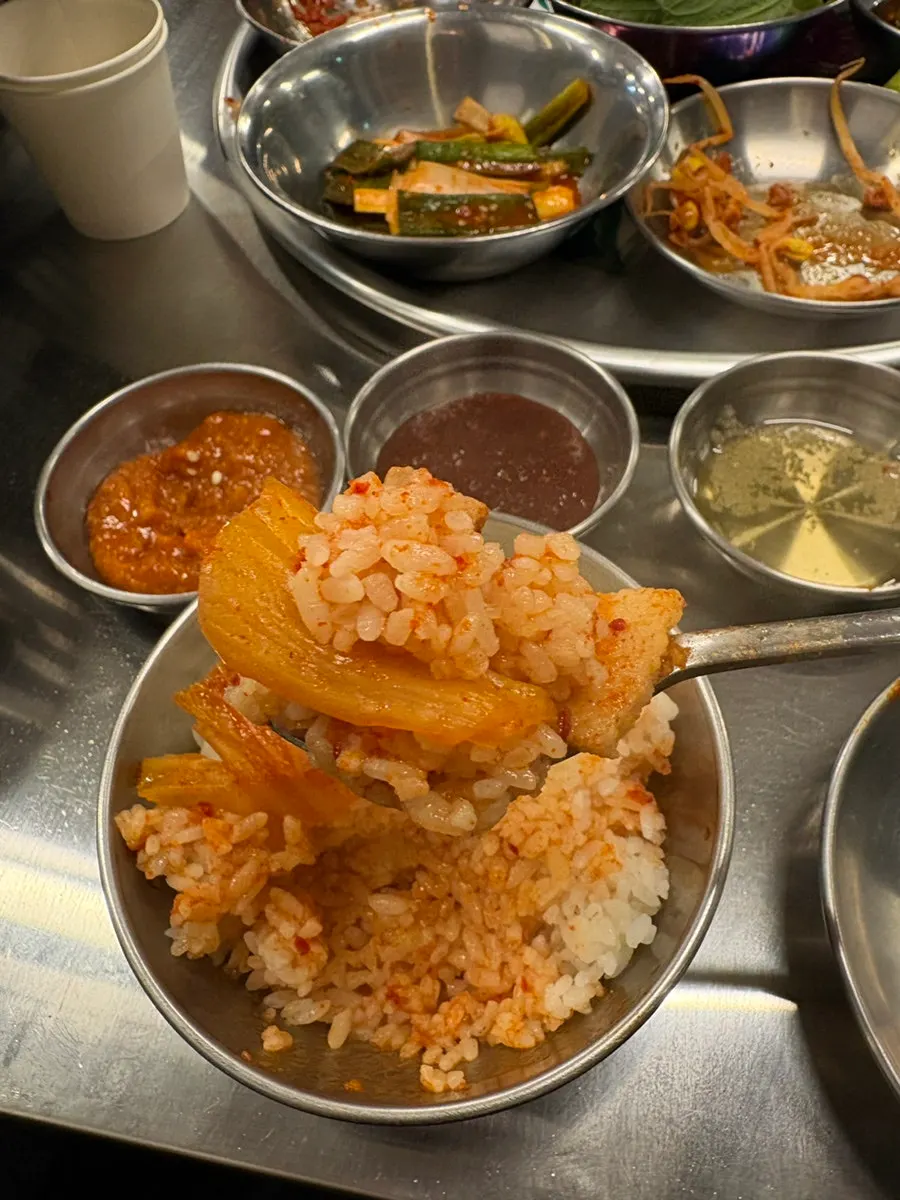 Nasi putih disajikan bersama kimchi jjigae
