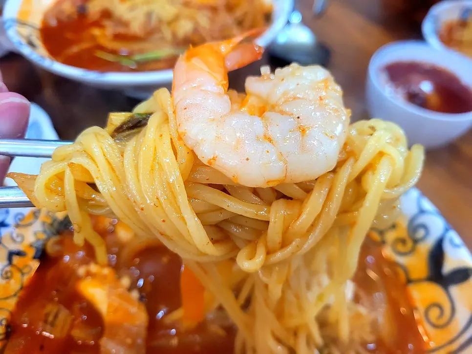 Noodles soaked in jjamppong broth