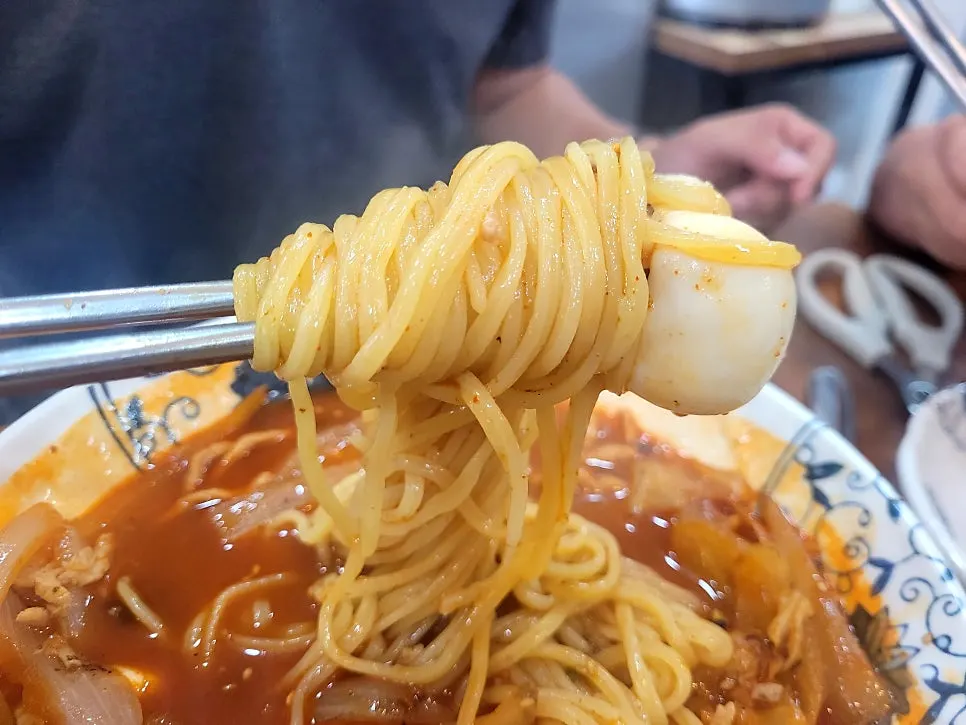 Lifting up jjamppong noodles