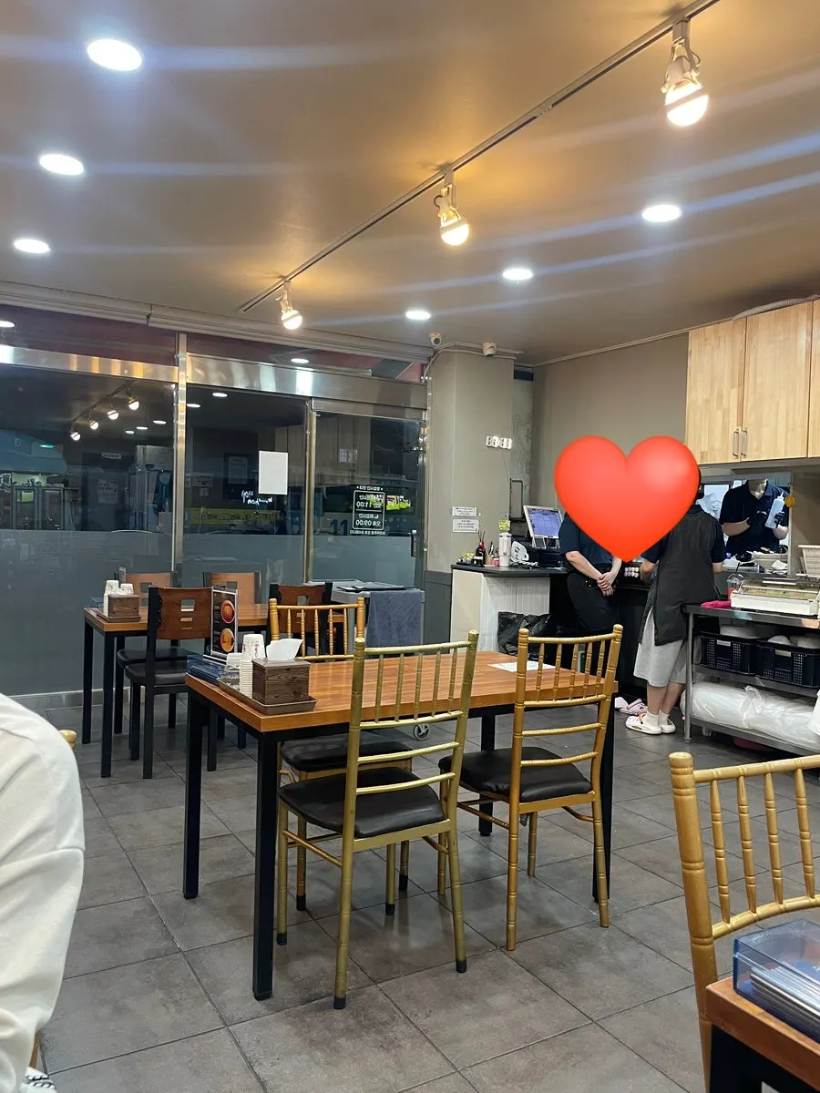 수라반점 가야점 테이블과 의자