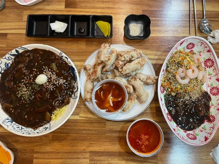 짜장면 볶음밥 미니 탕수육 세트 한 상