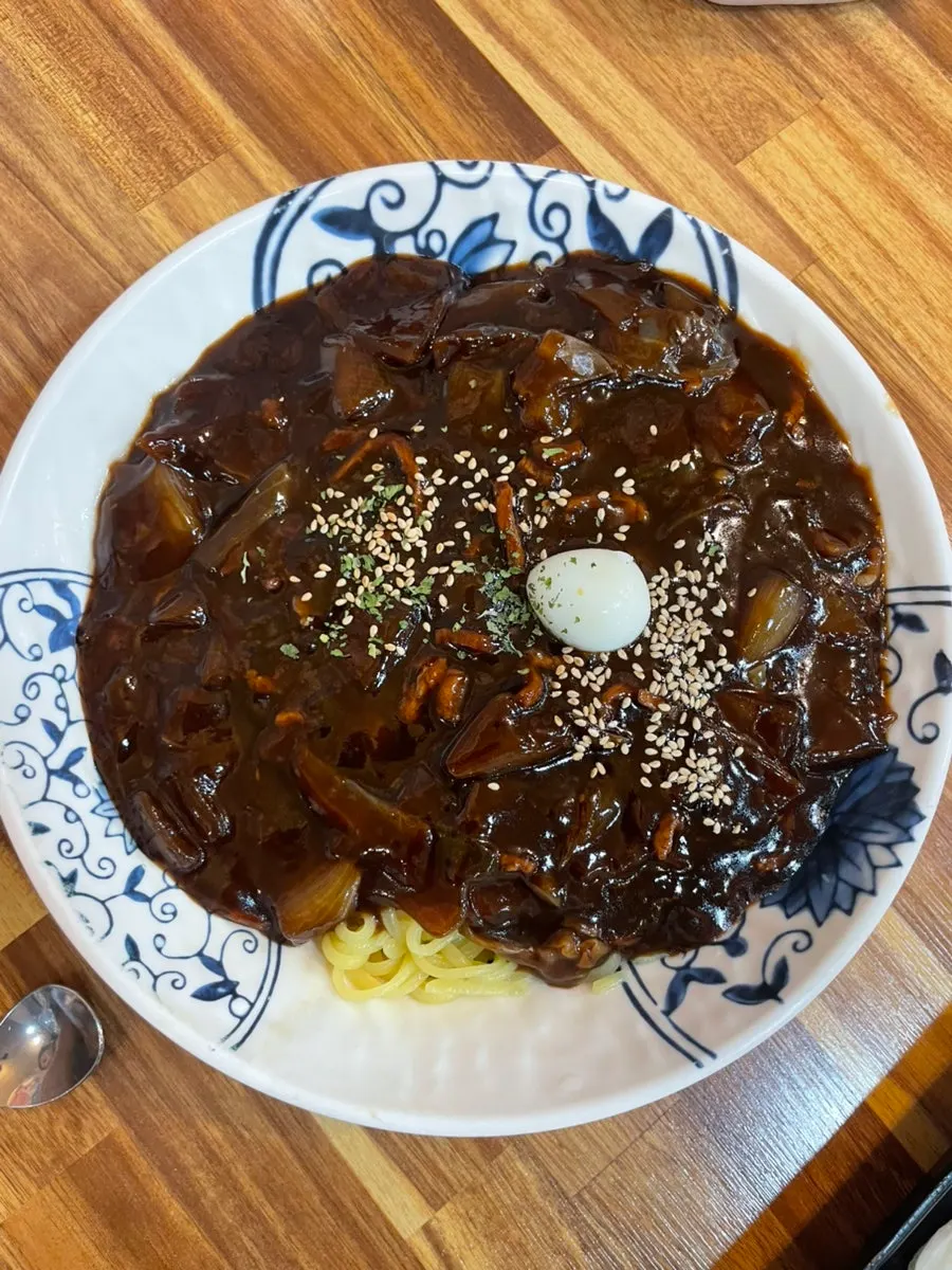 메추리알 올라간 짜장면 곱빼기