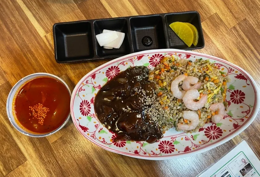 짬뽕 국물과 함께 나온 새우볶음밥