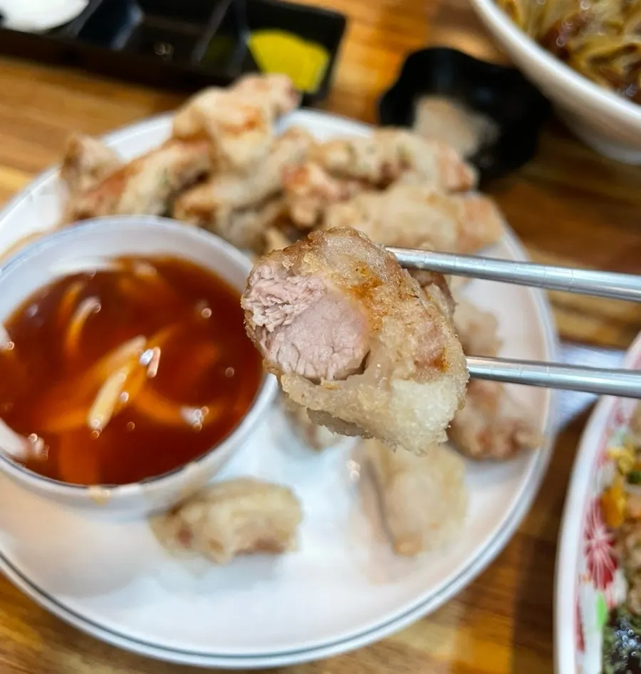두툼한 고기가 든 찹쌀 미니 탕수육