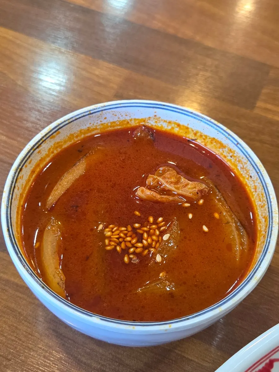 숟가락으로 뜬 새우 볶음밥