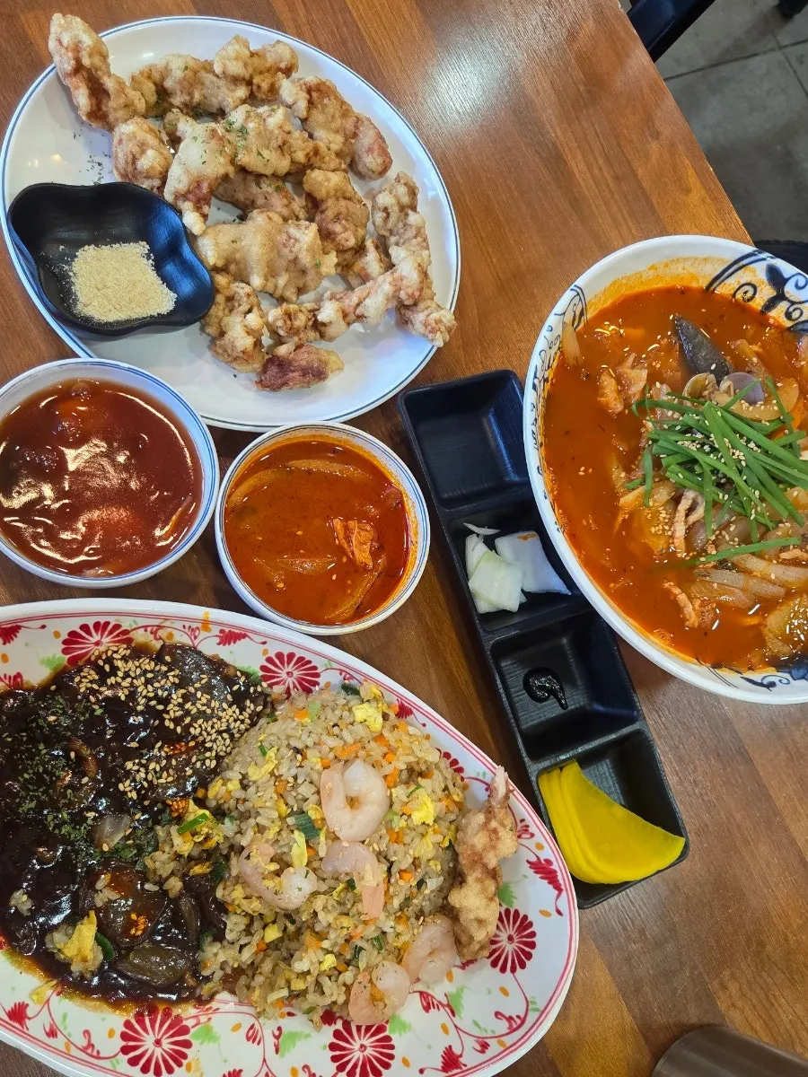 탕수육과 소주 한잔이 놓인 테이블