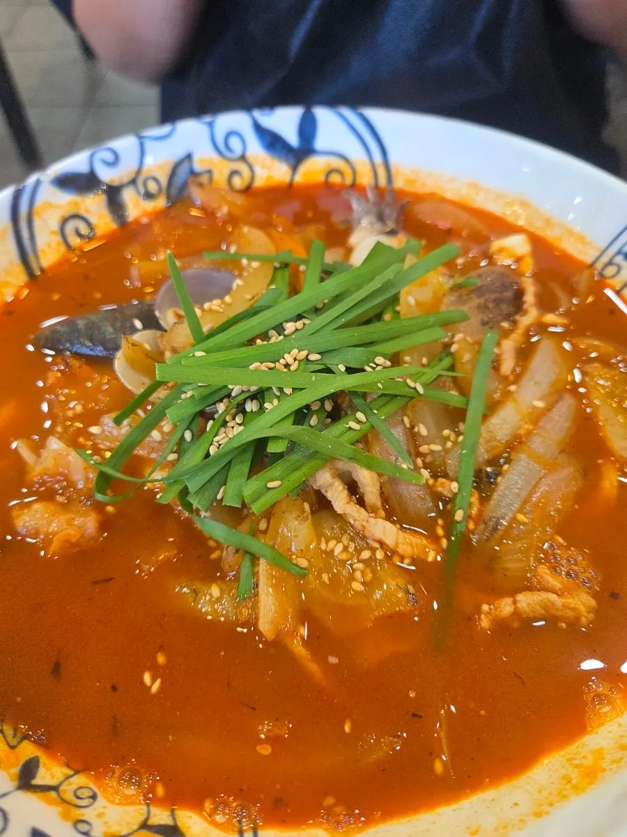 해물이 들어간 짬뽕 한 그릇