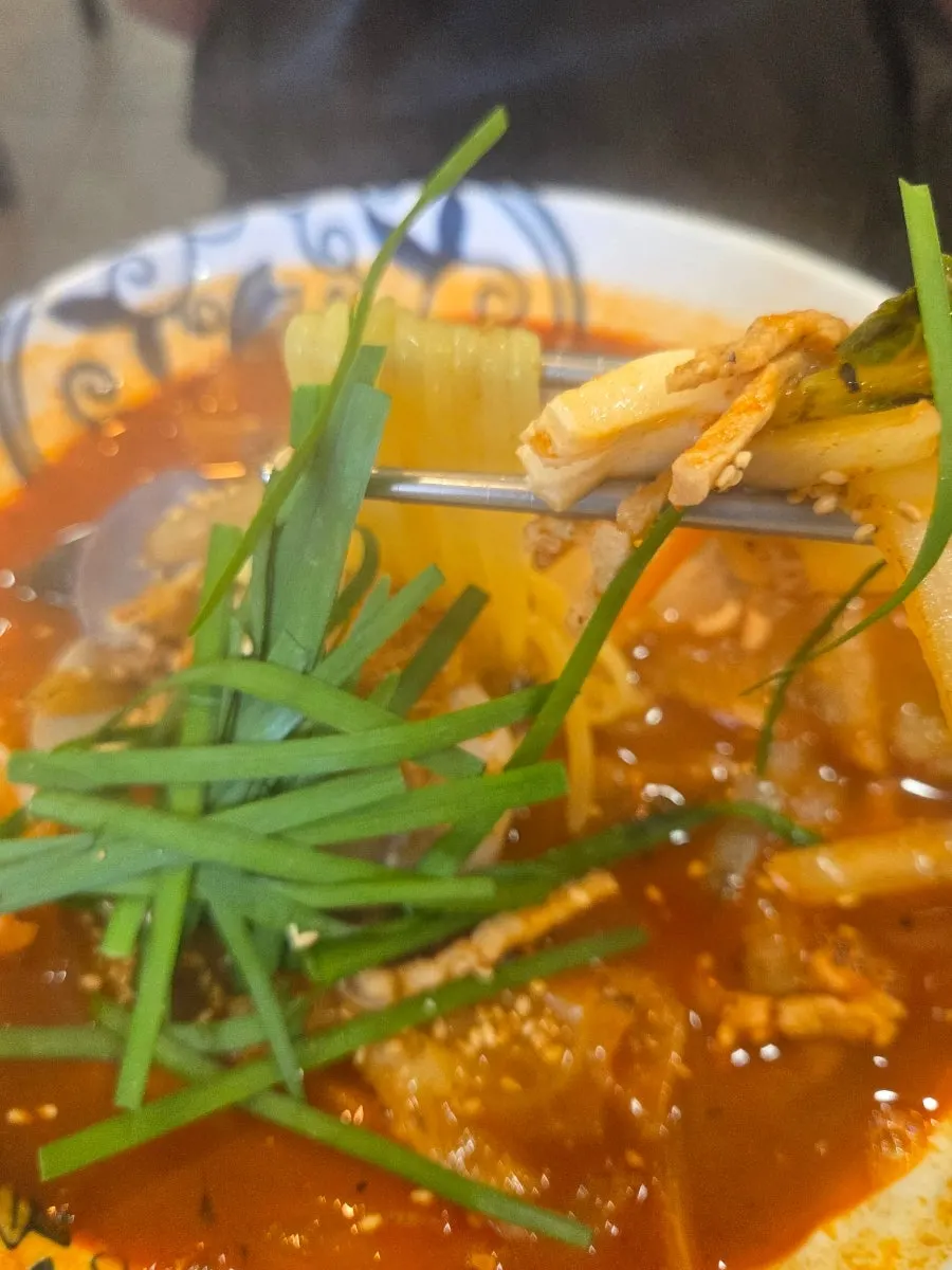 짬뽕 국물과 건더기 클로즈업