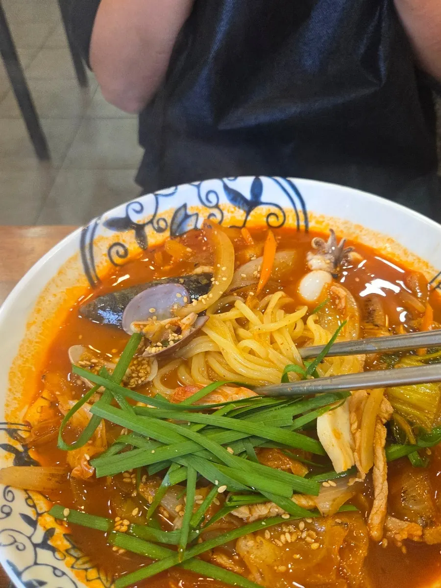 젓가락으로 들어 올린 짬뽕 면