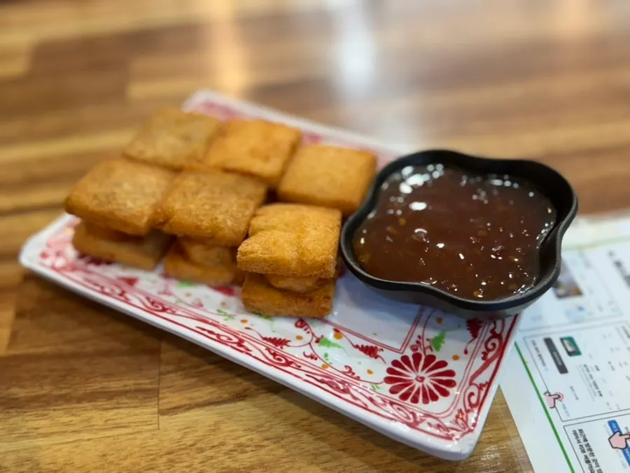 Six pieces of shrimp mangboksa with chili sauce