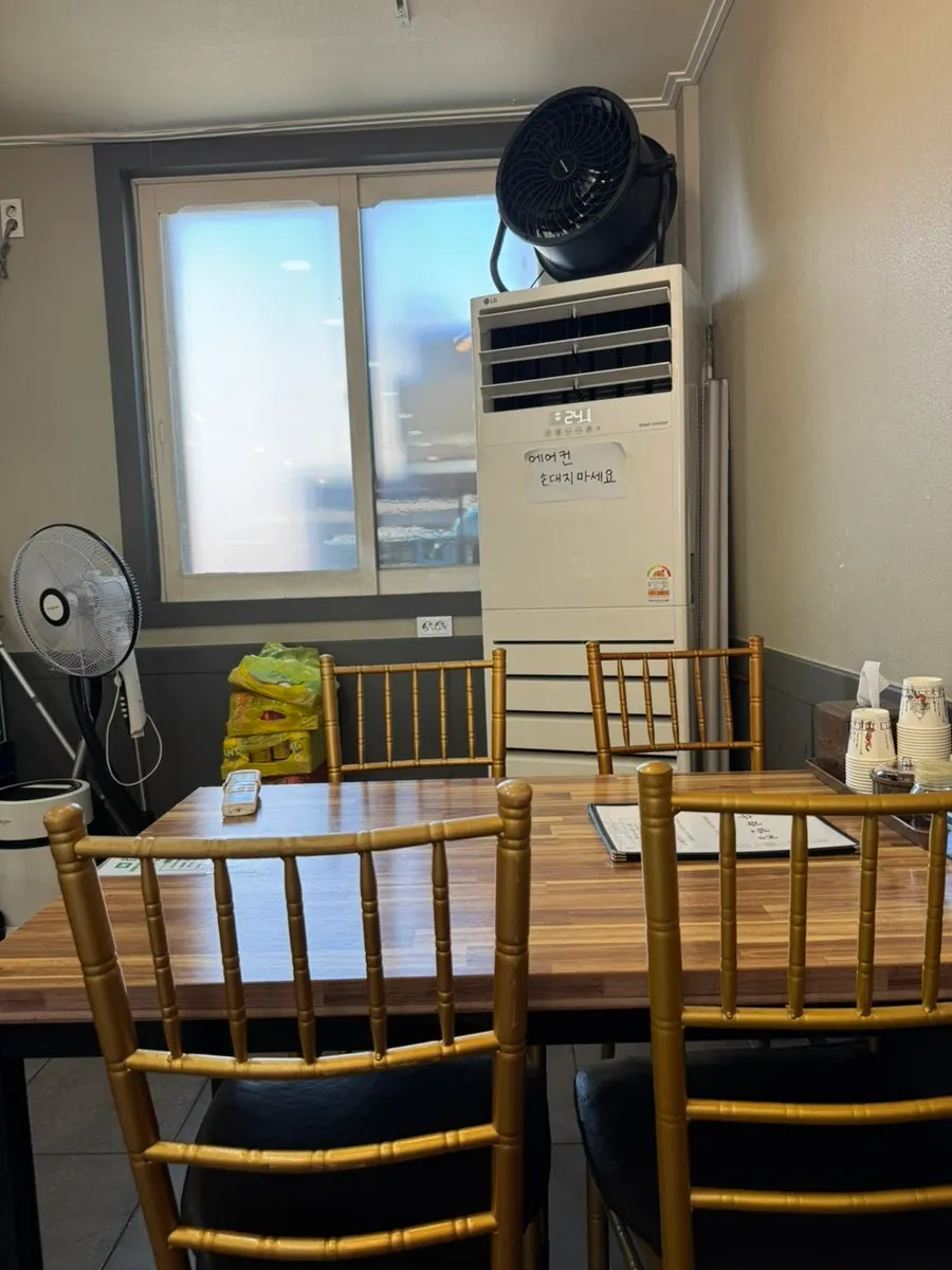 점심시간 손님이 빠진 수라반점 가야점 홀