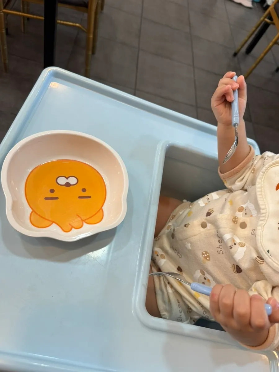 아이 식사 준비를 마친 테이블
