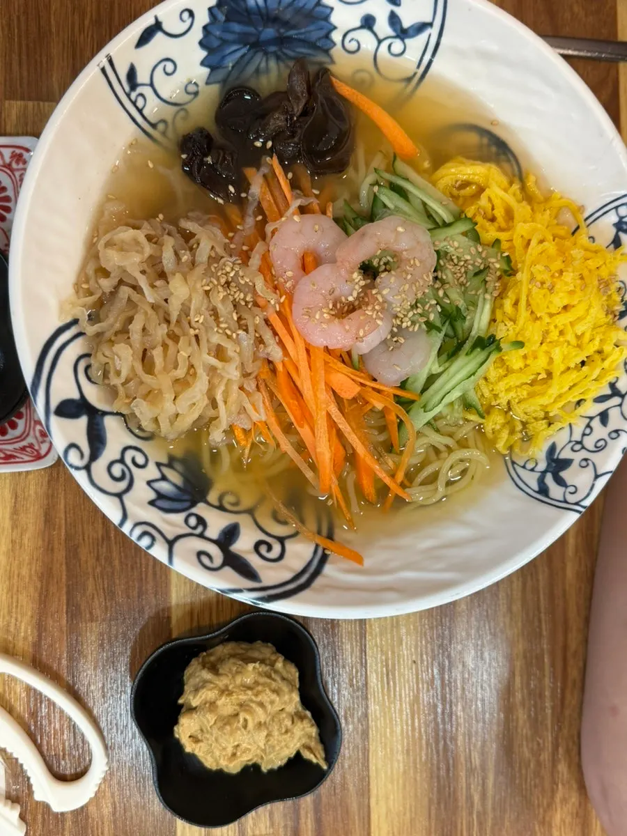 해산물이 올라간 중화냉면