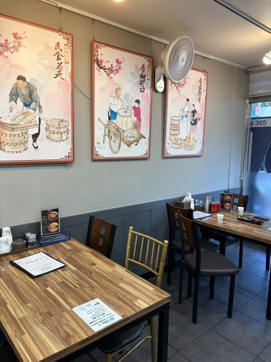 Clean, tidy interior of the Chinese restaurant dining hall