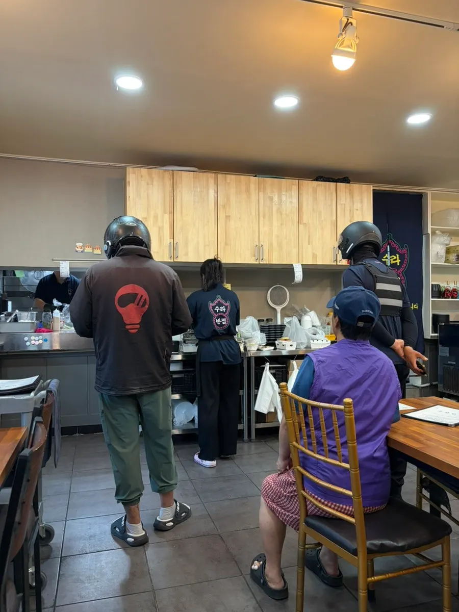 Seating and interior atmosphere at Surabanjeom Gaya Branch