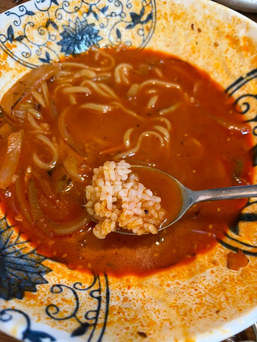Mixing rice into the jjamppong broth