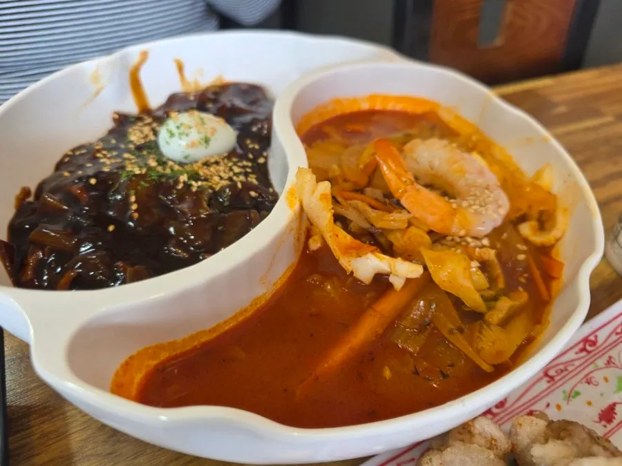짬짜면과 탕수육이 함께 나온 세트