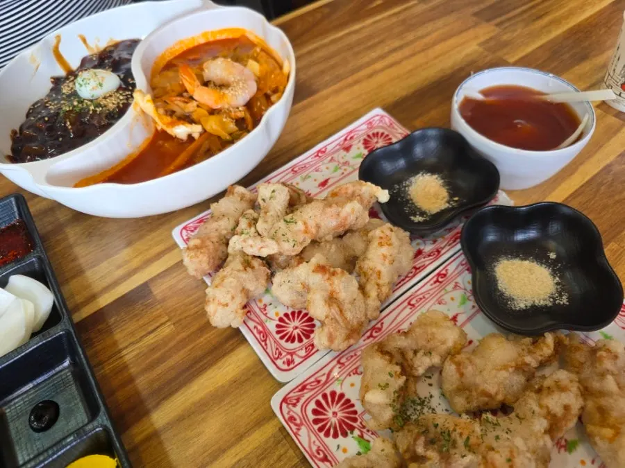 짜장과 짬뽕이 반씩 담긴 짬짜면