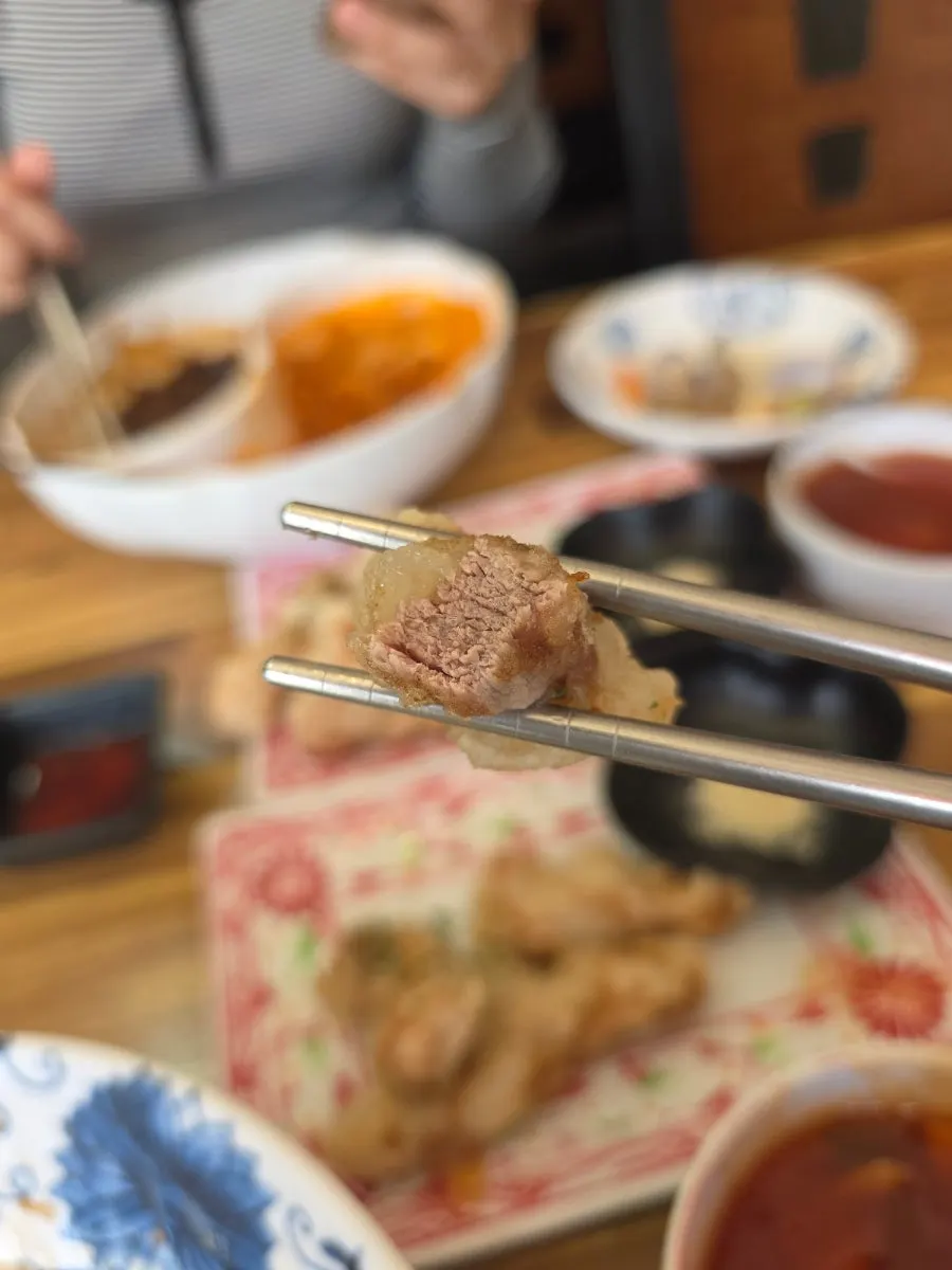 탕수육 소스에 찍은 고기 조각
