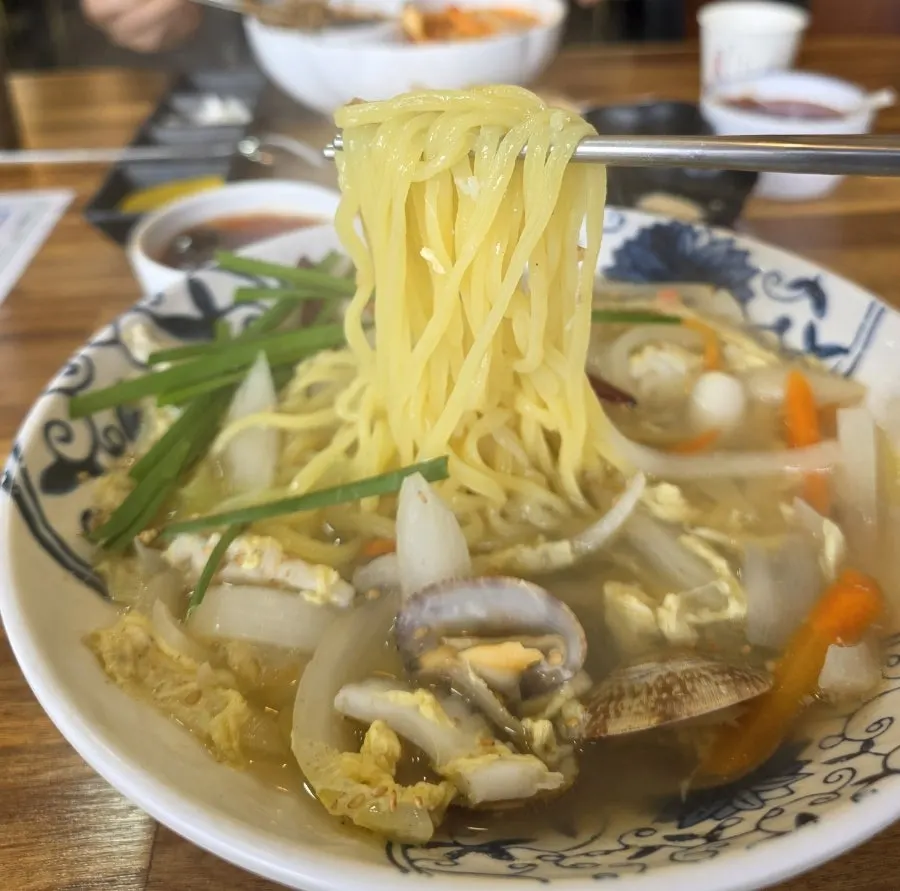 해물우동과 탕수육이 놓인 테이블