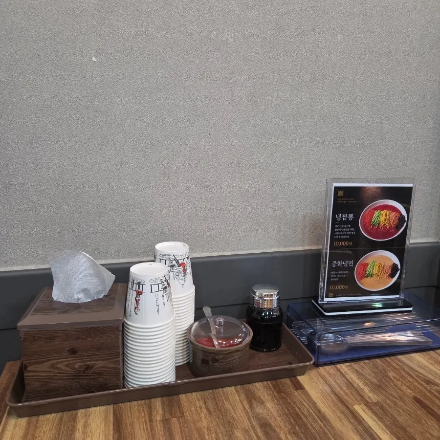 Tableware and side dishes at the self bar