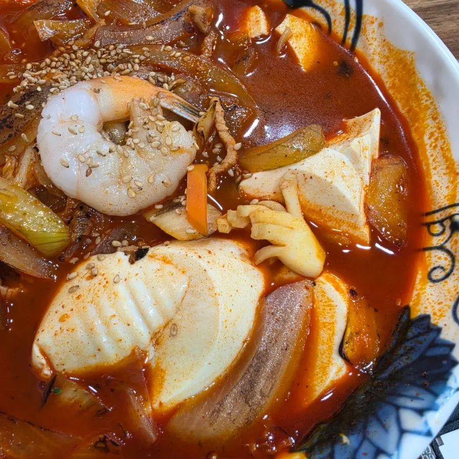 Jjamppong broth with squid and shrimp
